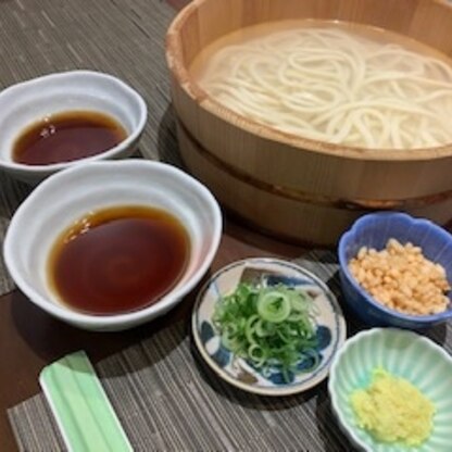 生うどんを茹でて粋に食べようと寿司桶に入れて食べました！
冷めにくくて美味しかたです＾＾ごまの代わりに揚げ玉、こちらも美味しいですよ！